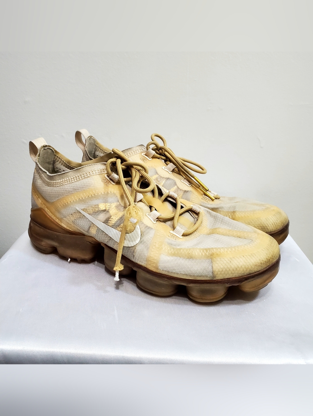 Nike Air VaporMax Cushion Sneakers in Beige/Gold